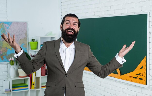 Homem com barba e bigode parece empresário ou professor na faculdade ou escola felicidade