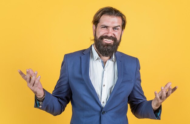 Homem com barba e bigode parece empresário ou professor na faculdade ou escola, moda masculina.