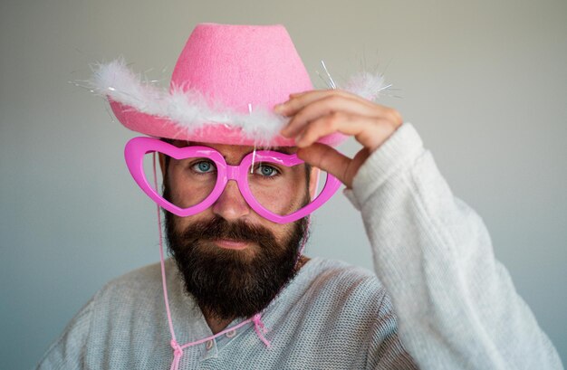 Homem com barba e bigode usa óculos grandes engraçados Homem com rosto engraçado Homem barbudo com óculos grandes