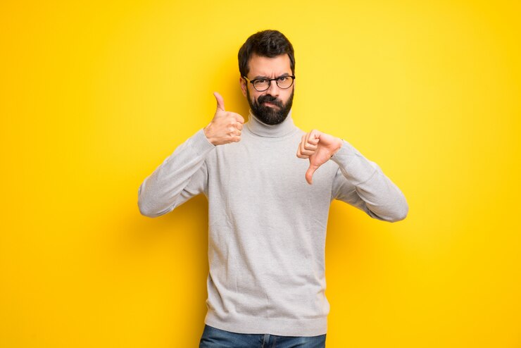 Foto homem com barba e gola alta fazendo bom sinal ruim. indeciso entre sim ou não