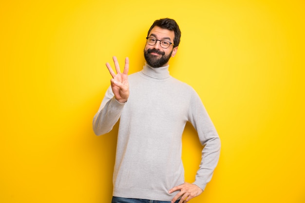 Homem, com, barba, e, gola alta, feliz, e, contagem, três, com, dedos