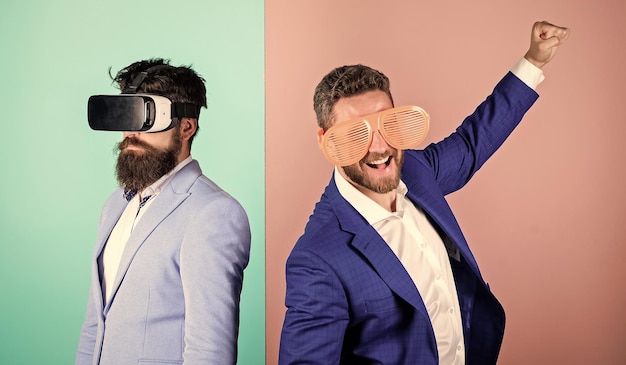 Homem com barba em óculos VR e acessório de plástico com persianas Cara interage na realidade virtual Hipster explorando a realidade virtual Diversão real e alternativa virtual Negócios implementam tecnologia moderna