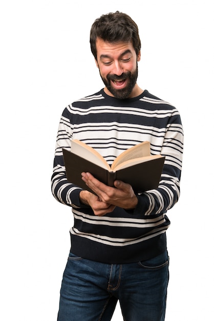 Foto homem com barba lendo um livro