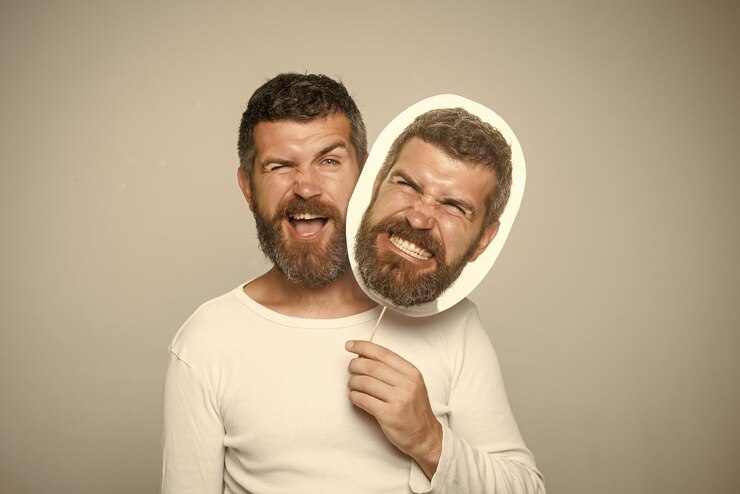 Foto homem com barba longa na placa de identificação de cara feia e piscando