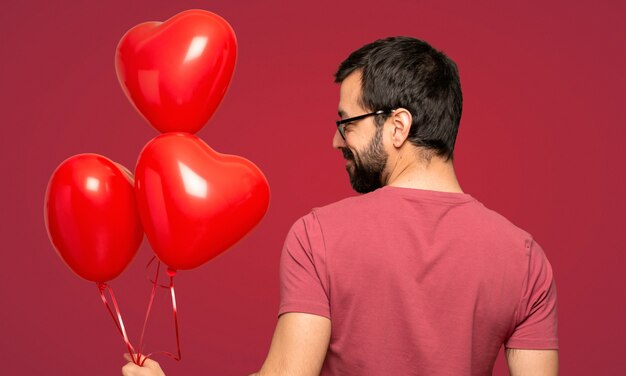 Homem com barba no dia dos namorados sobre fundo vermelho