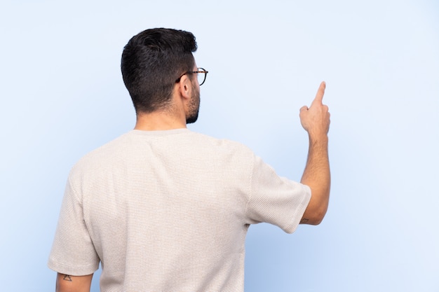 Homem com barba por cima do muro