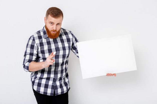 Homem com barba segurando grande cartão branco