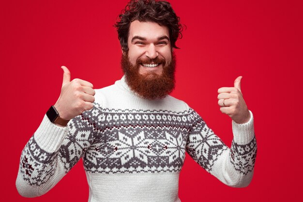 Foto homem com barba segurando o polegar para cima