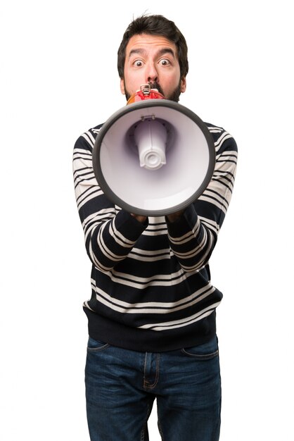 Homem com barba segurando um megafone