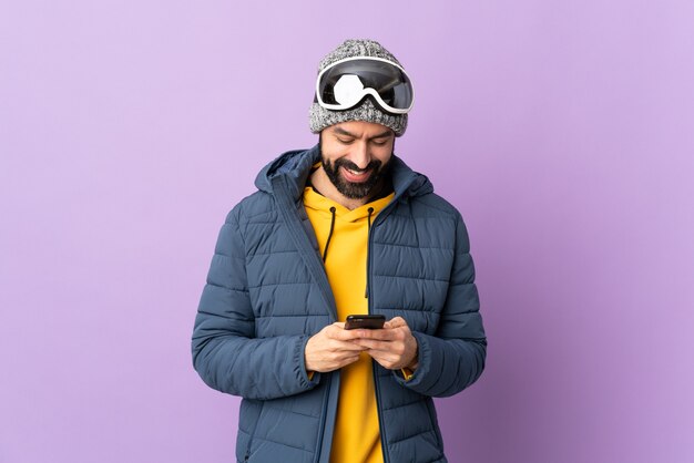 Homem com barba sobre fundo isolado