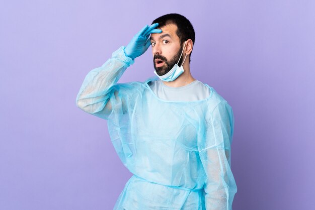 Homem com barba sobre fundo isolado