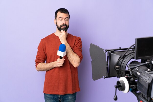 Homem com barba sobre fundo isolado