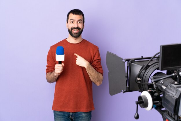 Homem com barba sobre fundo isolado