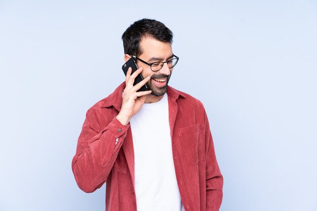 Homem com barba sobre parede azul isolada