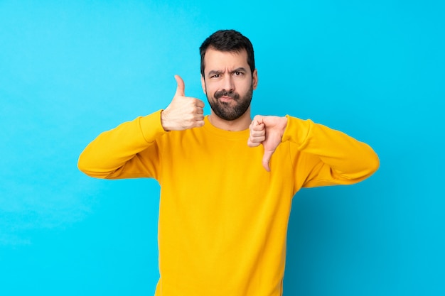 Homem com barba sobre parede azul isolada