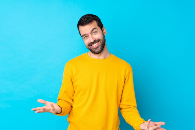 Homem com barba sobre parede isolada