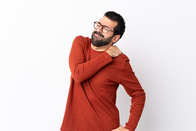 Foto homem com barba sobre parede isolada