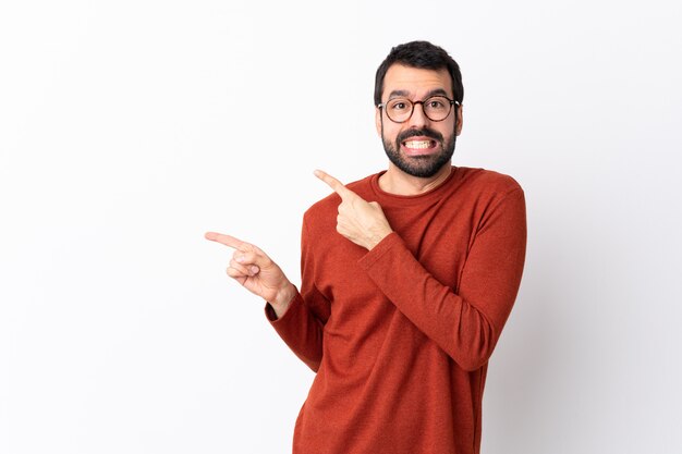 Homem com barba sobre parede isolada