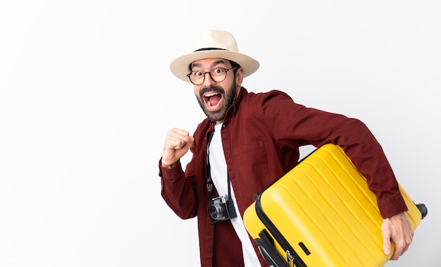 Homem com barba vai viajar sobre parede isolada