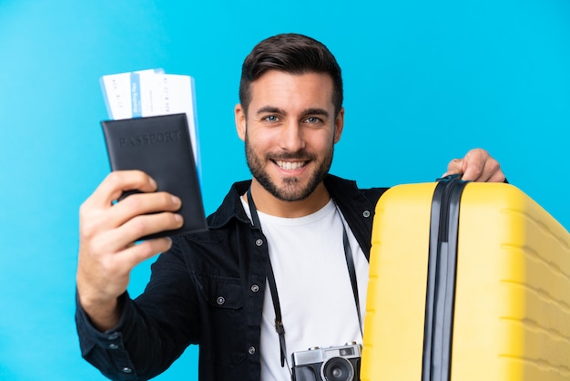 Homem com barba vai viajar sobre parede isolada