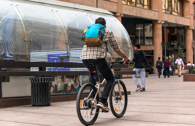 Homem com bicicleta na cidade