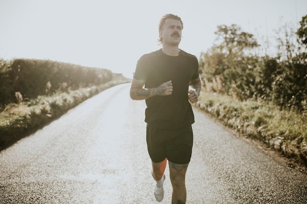 Homem com bigode e camiseta preta com espaço de design