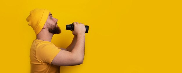 Homem com binóculos panorâmicos