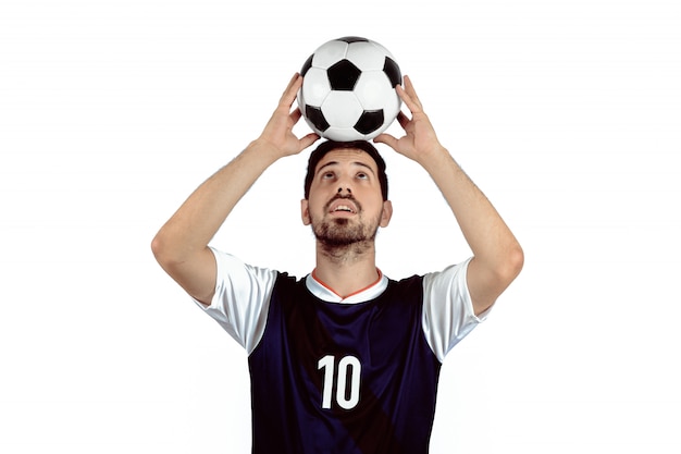 Homem com bola de futebol.