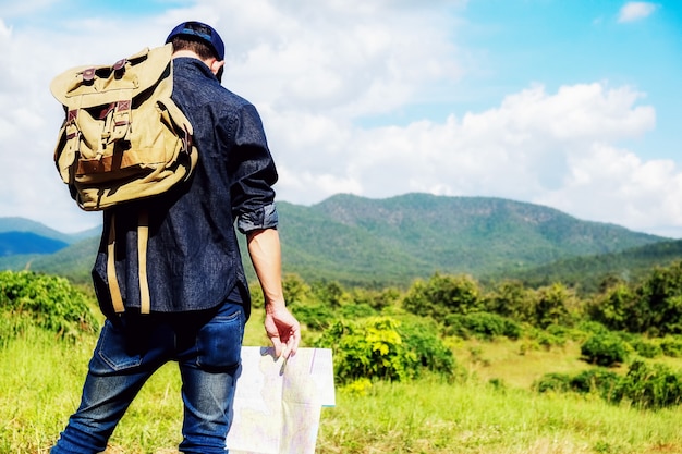 homem com bolsa no campo