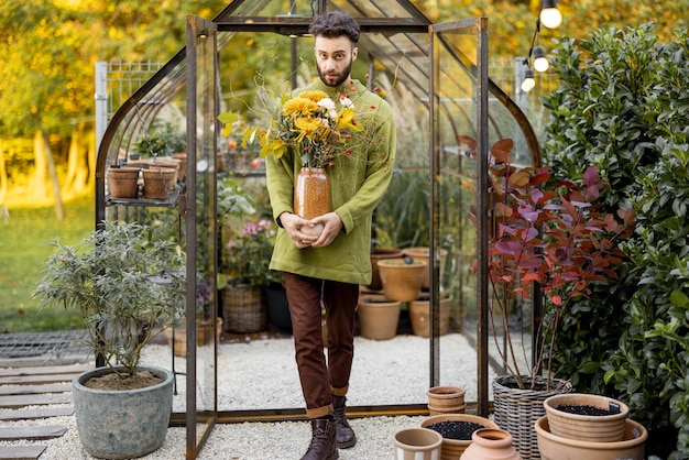 Homem com buquê no jardim