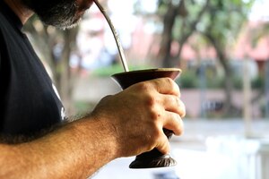 Homem com cabaça de chimarrao bebida tradicional do sul do brasil