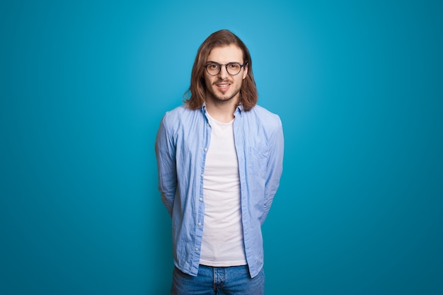 Homem com cabelo comprido é bonito posando em estilo elegante da moda linda modelo masculino da moda por ...