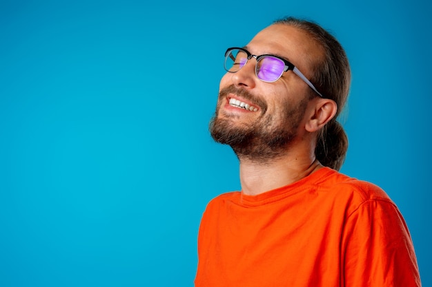 Homem com cabelo comprido e óculos