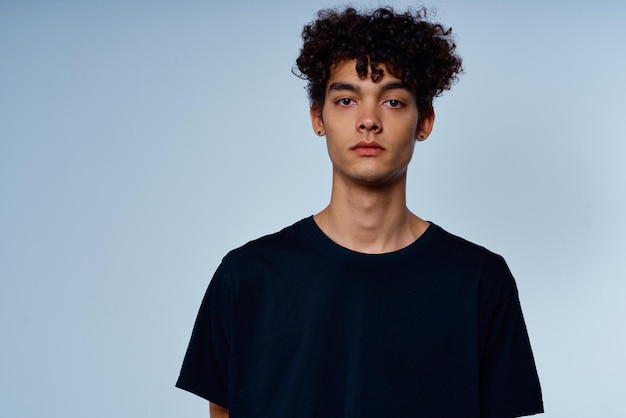 Foto homem com cabelo encaracolado em camiseta preta vista recortada fundo isolado foto de alta qualidade