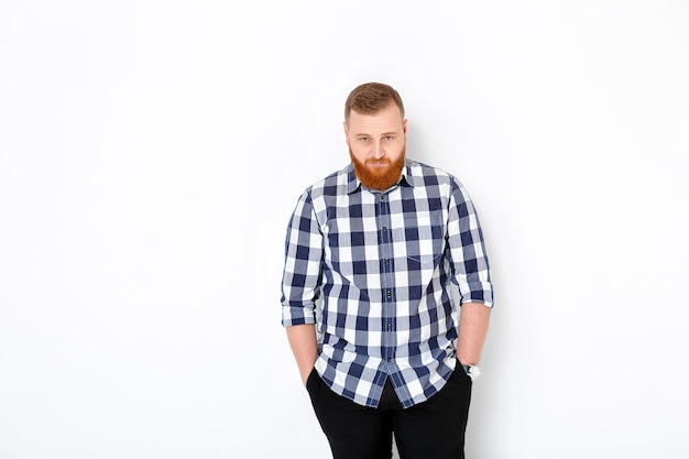 Homem com cabelo ruivo e barba na camisa xadrez