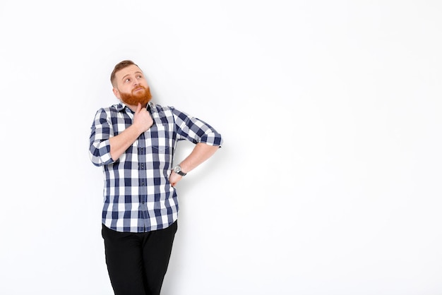 Homem com cabelo ruivo e barba na camisa xadrez