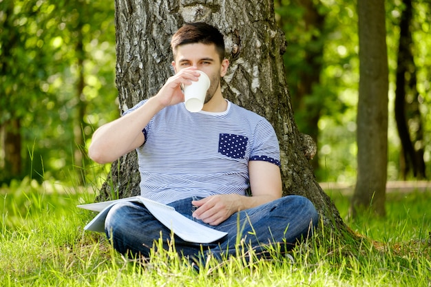 Homem com café no parque