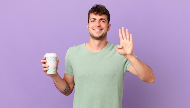 Homem com café sorrindo e parecendo amigável, mostrando o número quatro ou o quarto com a mão para a frente, em contagem regressiva