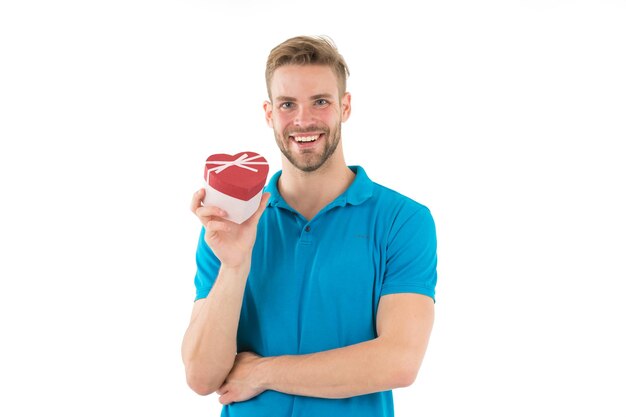 Homem com caixa de presente. Homem dos namorados com coração vermelho. Homem feliz dá um presente de dia dos namorados. Feliz Dia dos namorados. Eu te amo. O amor está no ar no dia dos namorados.