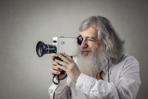 homem com câmera de vídeo vintage