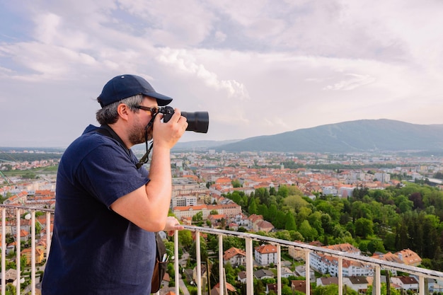 Homem com câmera tirando fotos de Maribor na Eslovênia