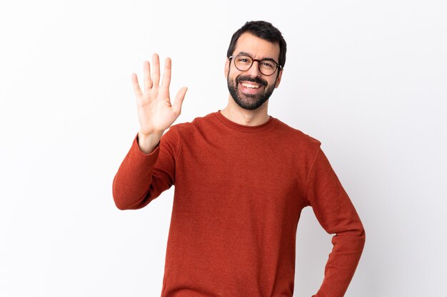 Homem com camisola vermelha posando