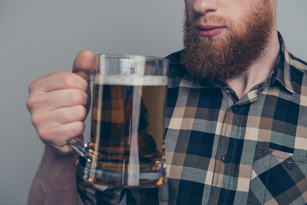 Homem com caneca de cerveja