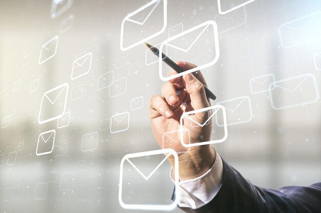Homem com caneta trabalhando com envelopes postais virtuais abstratos ilustração em fundo de escritório desfocado Conceito de e-mail e comunicações Multiexposição