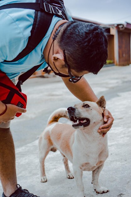 Homem com cão de comprimento completo