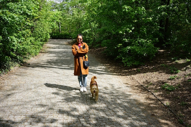 Homem com cão na estrada