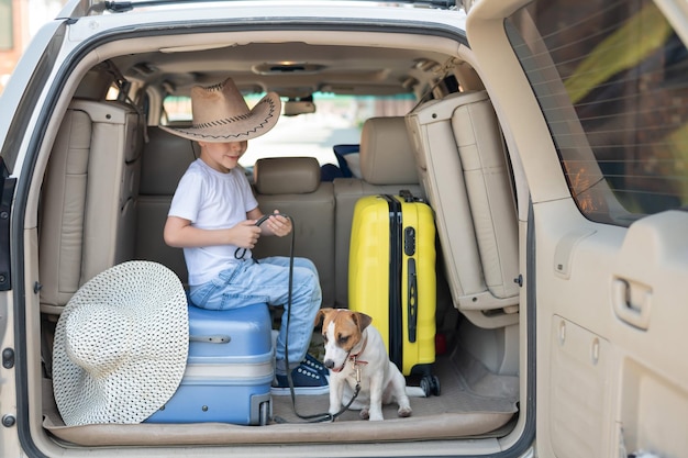 Foto homem com cão sentado no carro