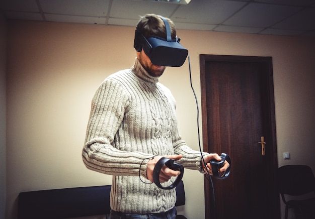 Foto homem com capacete a realidade virtual joga um jogo