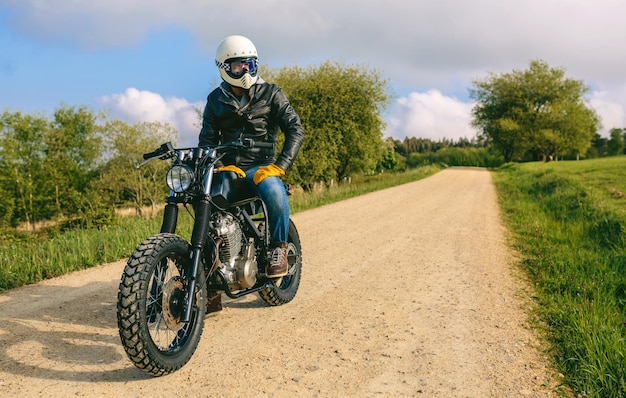 Foto homem com capacete andando de moto personalizada