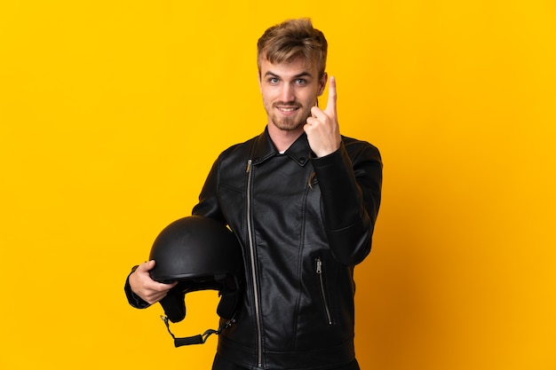 Homem com capacete de motociclista isolado fazendo gesto próximo